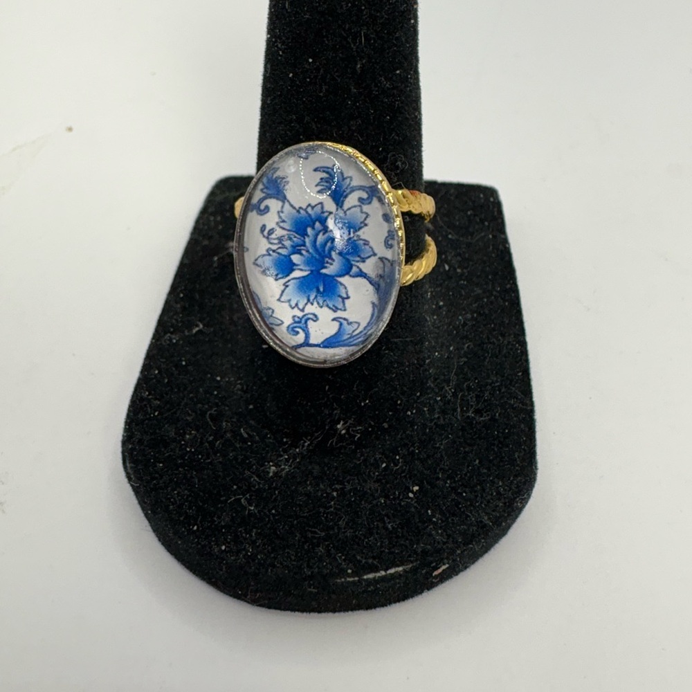 Elegant Blue Floral Ring